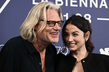 Andrew Dominik y Ana de Armas posan juntos en el Festival de Venecia. 