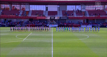 Las jugadoras de los dos equipos han saltado al césped de la CD Wanda.