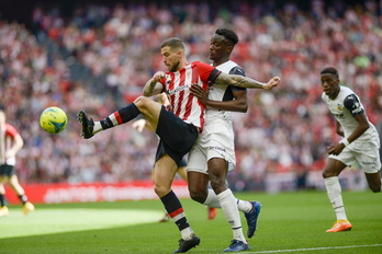 Un recuperado Iñigo Martínez regresará al once, máxime con la baja por gripe de Yeray.