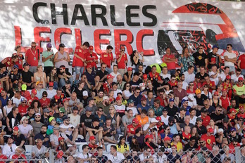 Una de las gradas de Monza apoyando a Charles Leclerc.