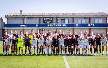 Las jugadoras de Alavés y Levante posan juntas después de que su partido también haya quedado suspendido por incomparecencia de las árbitras.