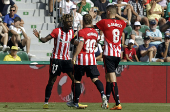 Nico Williams y Sancet celebran uno de los goles ante el Elche.