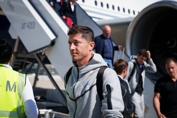 Robert Lewandowski, bajando del avión tras aterrizar en Münich.