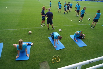 Las txuriurdines entrenan en Zubieta, donde mañana disputan el primer partido de Liga.