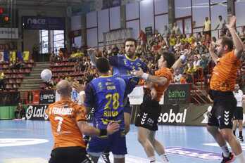 Jon Azkue intenta penetrar entre la defensa del Torrelavega.