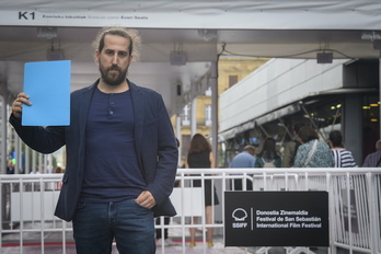 Ander Iriarte, con una de las reveladoras carpetas azules, en la sede de este Zinemaldia.