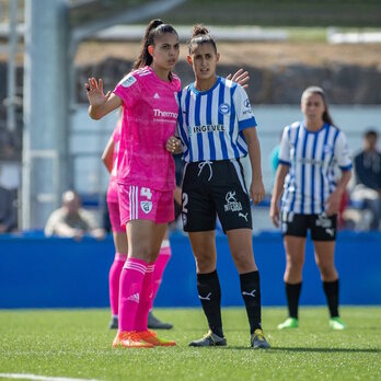 Lauren y Elba aguardan un saque de esquina en el área.