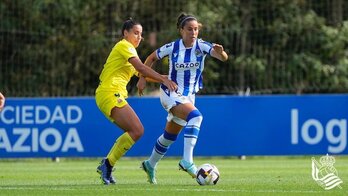 Maddi Torre controla el balón ante Sheila.