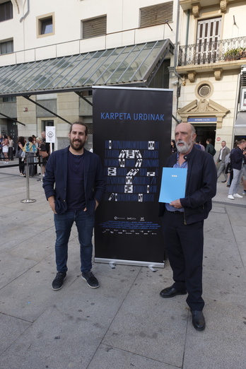 El director de ‘Karpeta urdinak’, Ander Iriarte, y el médico forense Paco Etxeberria.