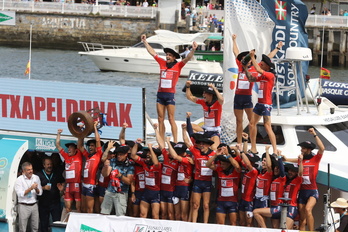 Urdaibaiko arraunlariak liga garaipena ospatzen Portugaleteko ibaian.