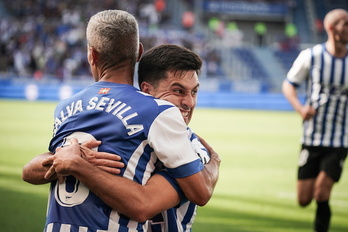 Sevilla y Alkain, asistente y goleador, celebran el tanto del hondarribitarra.
