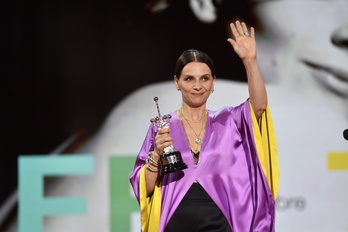 Juliette Binoche, con el Premio Donostia en sus manos. 