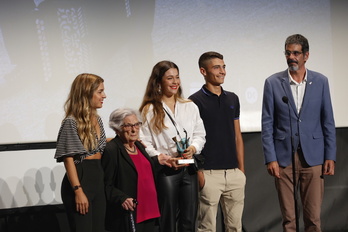 La madre e hijos de Kepa Junkera junto al alcalde, Eneko Goia.