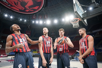 Matt Costello, en medio de un puñado de compañeros en el «Media Day», en un ambiente distendido.