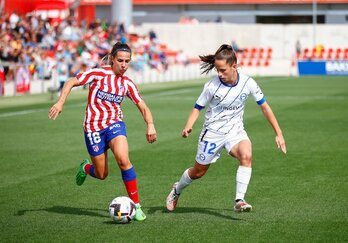 La colchonera Cardona conduce el balón ante Garazi.