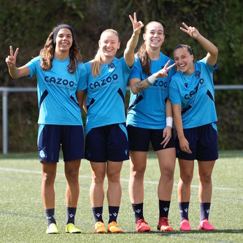 Andreia, Allegra, Lete y Bernabé sonrientes sobre el césped de Zubieta.