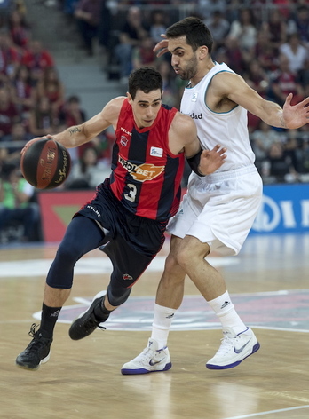 El Baskonia admite «contactos» con Vildoza, pero nada está cerrado mientras el argentino tenga contrato con los Bucks.