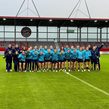 Las donostiarras posan tras el entrenamiento en el Bayern Campus, escenario del partido.