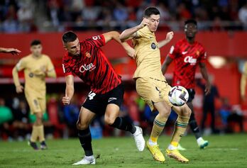 Gracias a un gol de Lewandowski, el Barcelona logró una apurada victoria en Mallorca que le ha aupado al liderato.