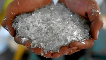 Un trabajador de una planta de reciclaje de Tangerang (Indonesia) muestra material plástico procesado.