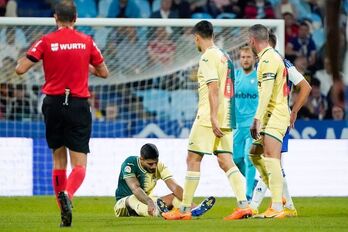 Berrocal se duele sobre el césped momentos antes de retirarse lesionado.