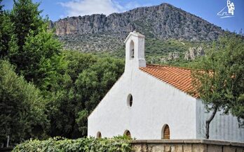 Santa María de Navarra, mirando al monte y también al mar.