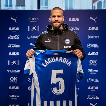Víctor Laguardia posa con la elástica albiazul tras su comparecencia.
