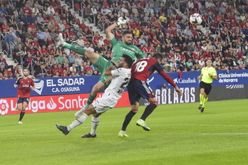 Kike García pugna por un balón aéreo con Mamardashvili y Cömert.