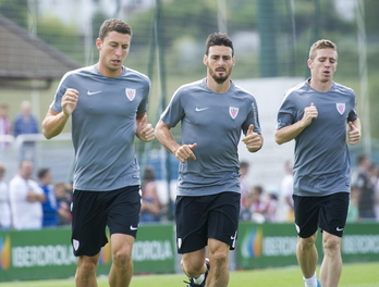 Muniain eta De Marcos arabarrak egindako gol bat ospatzen San Mamesen.