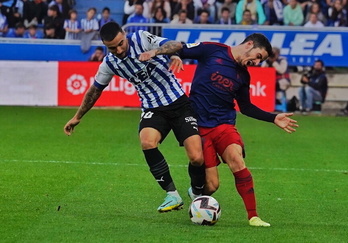 Robert, que ha jugado desde el inicio, trata de recuperar el esférico. 