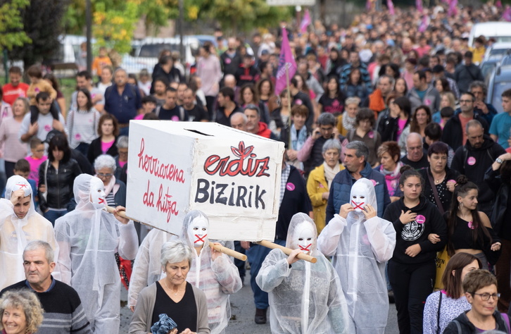 Erdiz Bizirik plataformak deituta Elizondon manifestazioa egin dute
