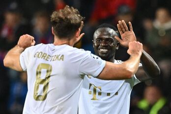 Mané y Goretzka celebran el tercer gol del Bayern.