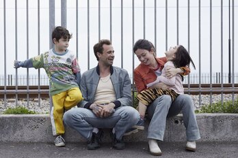 Julia (Anna Castillo) comparte a su familia con Óscar (Oriol Plá).