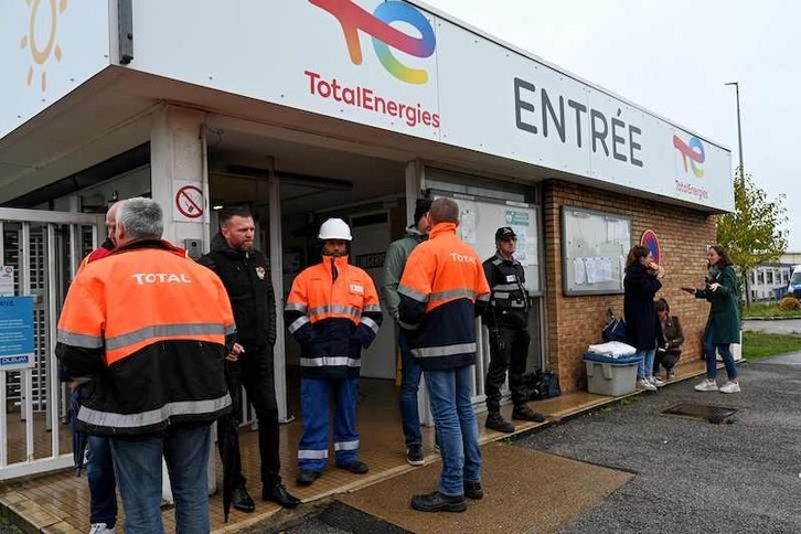 Huelguistas a la entrada de un depósito de TotalEnergies al norte de Dunkerque.