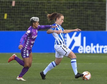 Etxezarreta intenta conducir el balón ante la incombustible delantera canaria María José.