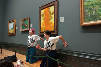 La dos activistas de Just Stop Oil tras arrojar sopa de tomate al cuadro de Van Gogh