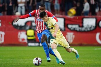 Imanol trata de llevarse el balón por delante de Juan Otero.