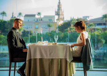 Richard Armitage y Amaia Salamanca en localizaciones sevillanas.