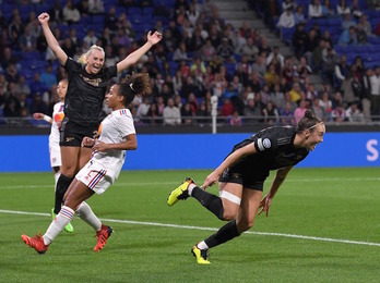 Caitlin Foord celebra el tanto que abría el marcador en la goleada del Arsenal al Olympique.