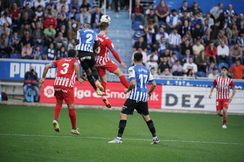 Arroyo y Gragera pugnan por un balón aéreo.