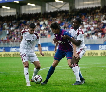 Leschuk intenta hacerse hueco entre dos defensas rivales.