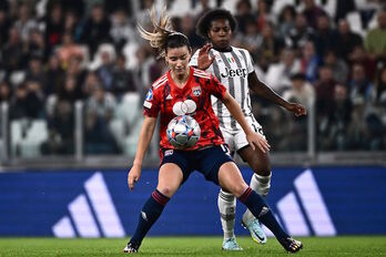Damaris, que se marchó lesionada, protege el balón ante Beerensteyn durante el Juventus - Olympiqye.