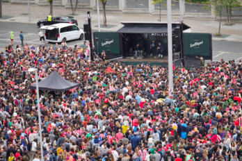 Gatibu ha ofrecido un acústico en la explanada de San Mamés.