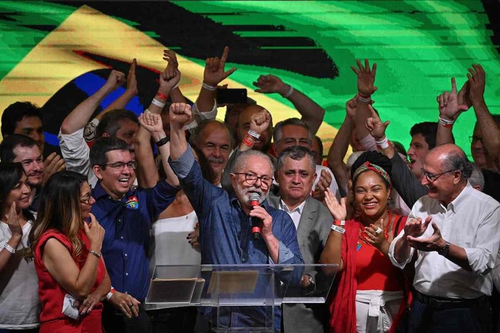 Lula da Silva PTko hautagaiak 2023ko hartuko du agintea Brasilgo presidente gisa.