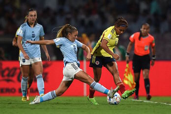 Sara Ortega, con Jone Amezaga en segundo plano, en una acción de la final del Mundial.