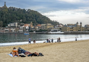 Ezkerrean, Donostia, alokairurik garestienak dituen hiria. Goian, Iruñeko lokal batzuk alokairuan daudela iragartzen duten kartelak.