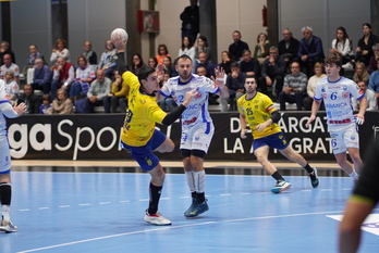 Julen Mujika se dispone a lanzar en el encuentro ante el Cisne.