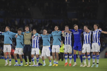 Los jugadores realistas celebran el pase a octavos de la Europa Le<ague el jueves.