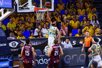 Adam Smith realiza una bandeja en la canasta de Tenerife.