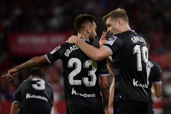 Brais, autor del 0-2 y protagonista en las dos expulsiones, y Sorloth celebran el primer gol del noruego.